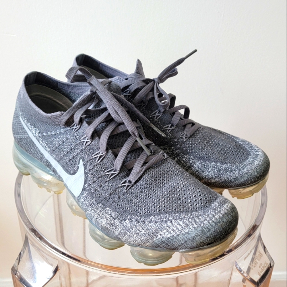 NIKE vapormax size 9 Grey